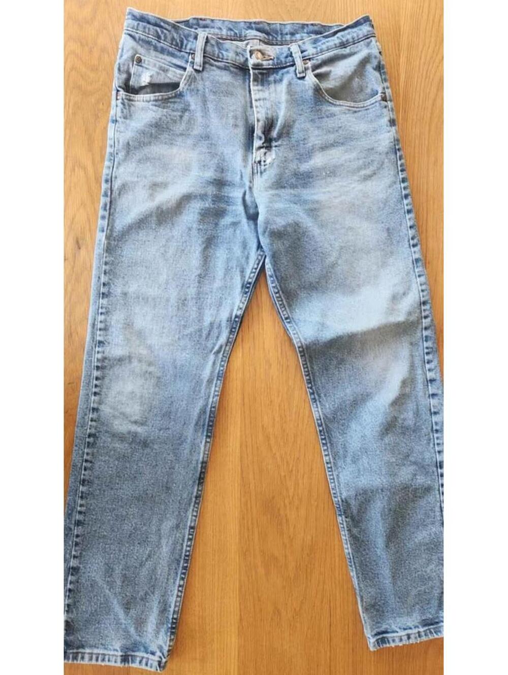 Wrangler Light Blue Jeans 34 X 32 Several areas of normal wear.